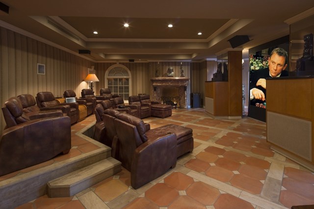 Rạp chiếu phim trong nh&agrave; rộng r&atilde;i mang phong c&aacute;ch cổ điển, được trang bị những t&iacute;nh năng cao cấp, hiện đại.