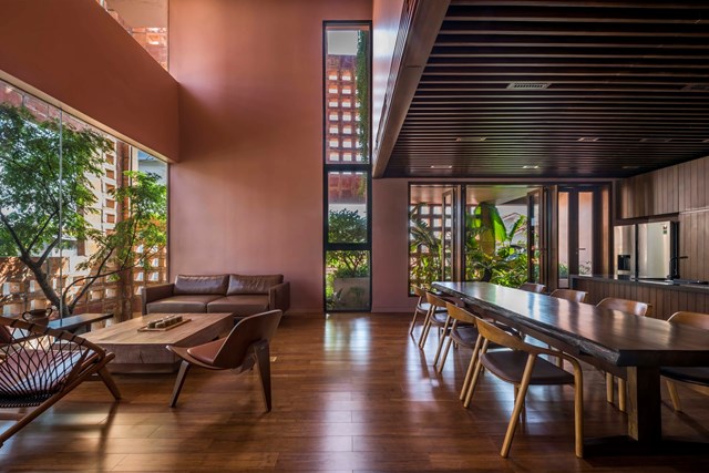 Ng&ocirc;i nh&agrave; của một gia đ&igrave;nh 7 th&agrave;nh vi&ecirc;n sinh sống v&agrave; l&agrave; nơi cho những người họ h&agrave;ng gặp mặt. Ngo&agrave;i mục đ&iacute;ch sử dụng l&agrave; nh&agrave; ở, ng&ocirc;i nh&agrave; c&ograve;n c&oacute; chức năng l&agrave; cửa h&agrave;ng, kinh doanh c&aacute;c sản phẩm gốm sứ truyền thống của phố gốm. &nbsp;