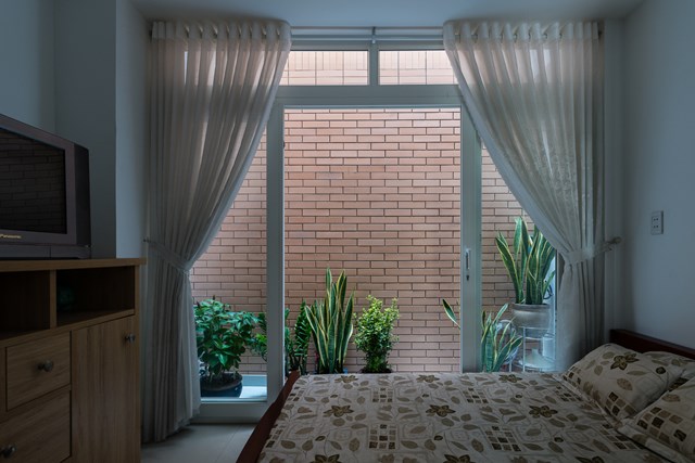 AD9 Architects thiết kế một ph&ograve;ng ngủ ở tầng trệt v&igrave; cha mẹ, chủ sở hữu của ng&ocirc;i nh&agrave;, đ&atilde; lớn tuổi v&agrave; muốn giảm thiểu nhu cầu di chuyển bằng cầu thang.&nbsp; &nbsp;