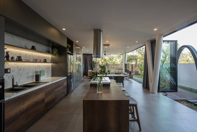 Tầng một của ng&ocirc;i nh&agrave; gồm ph&ograve;ng kh&aacute;ch, ph&ograve;ng bếp, ph&ograve;ng ngủ cho kh&aacute;ch, ph&ograve;ng kho v&agrave; ph&ograve;ng giặt.&nbsp;