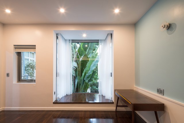 Nhiều tường ngăn bị ph&aacute; hủy, c&aacute;c cột, dầm được cắt v&agrave; gia cố tại c&aacute;c vị tr&iacute; xung yếu nhằm tạo sự li&ecirc;n ho&agrave;n, li&ecirc;n kết cho c&aacute;c chức năng kh&aacute;c nhau của ng&ocirc;i nh&agrave;.&nbsp; &nbsp;