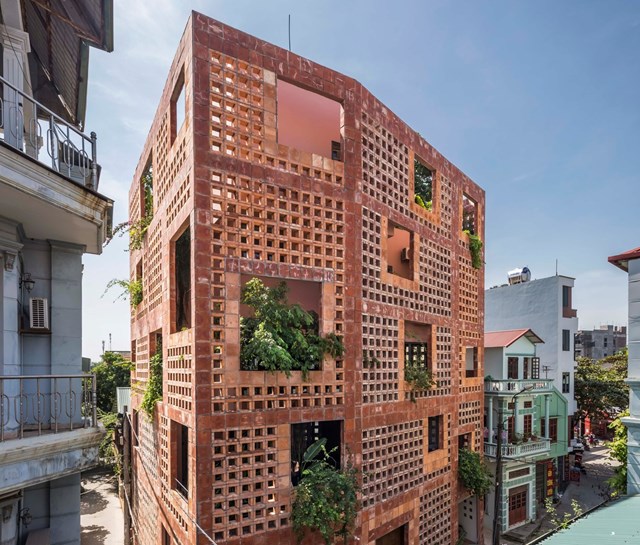 Dự &aacute;n nằm ở vị tr&iacute; đắc địa của thị x&atilde; B&aacute;t Tr&agrave;ng - l&agrave;ng gốm đ&atilde; c&oacute; tuổi đời hơn 1.000 năm tại H&agrave; Nội. Mặt tiền của t&ograve;a nh&agrave; thể hiện văn h&oacute;a l&agrave;m gốm sứ độc đ&aacute;o của cộng đồng. Trong khi h&igrave;nh d&aacute;ng b&ecirc;n ngo&agrave;i lấy cảm hứng từ vẻ đẹp truyền thống của B&aacute;t Tr&agrave;ng th&igrave; nội thất đảm bảo sự tiện lợi v&agrave; thoải m&aacute;i cho cuộc sống hiện đại ng&agrave;y nay.&nbsp; &nbsp;