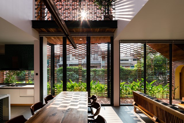 C&aacute;c khoảng đệm như h&agrave;nh lang, hi&ecirc;n v&agrave; khoảng trống được bố tr&iacute; hợp l&yacute; để lưu th&ocirc;ng kh&ocirc;ng kh&iacute; trong l&agrave;nh. &nbsp;