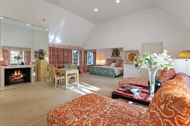 Ph&ograve;ng ngủ ch&iacute;nh rộng r&atilde;i, tr&agrave;n ngập &aacute;nh s&aacute;ng tự nhi&ecirc;n, được t&iacute;ch hợp với một ph&ograve;ng tắm, khu vực tiếp kh&aacute;ch, khu vực ăn uống, l&agrave;m việc.