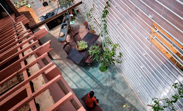 Nhà cũ bỏ hoang 20 năm được bọc hoàn toàn bằng tấm nhựa - Ảnh 3