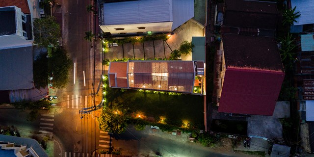 Nh&igrave;n từ tr&ecirc;n cao, ng&ocirc;i nh&agrave; như hai khối nhỏ m&agrave;u trắng tinh tương phản với lớp vỏ gạch ri&ecirc;ng biệt.