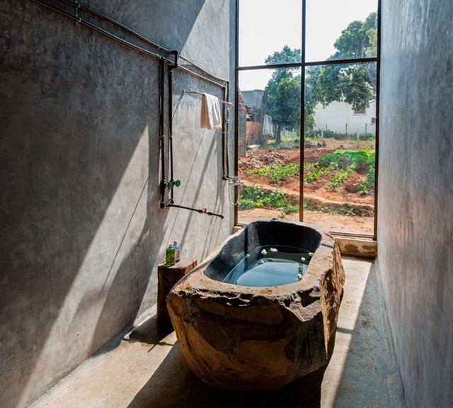 Nhà cũ bỏ hoang 20 năm được bọc hoàn toàn bằng tấm nhựa - Ảnh 4