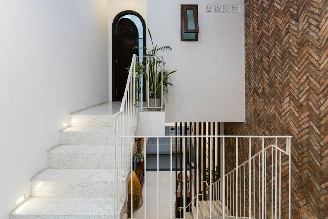 Nhà nhỏ hẹp ngang, thiết kế bếp dưới gầm cầu thang để tối đa ánh sáng và gió - Ảnh 1