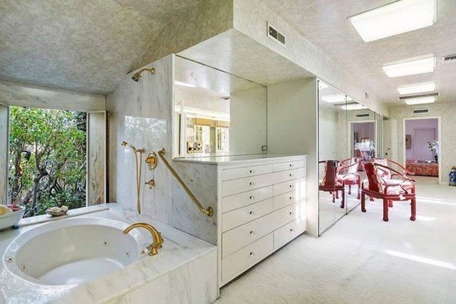 Ph&ograve;ng tắm ch&iacute;nh trang nh&atilde;, được trang bị đầy đủ tiện nghi hiện đại, tr&ocirc;ng như một khu spa h&agrave;o nho&aacute;ng, cao cấp.