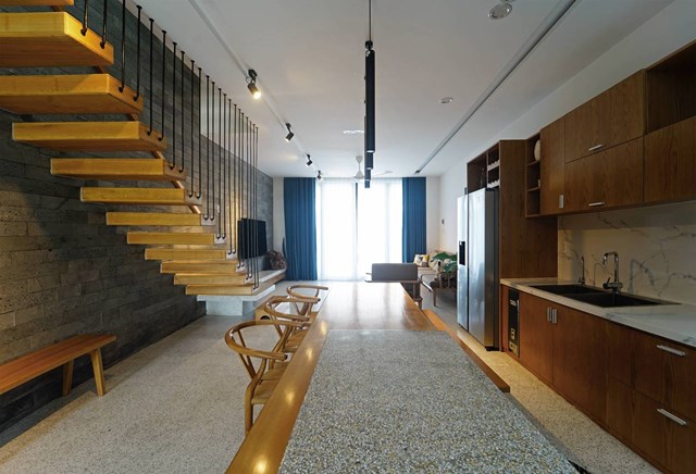 Gỗ được sử dụng l&agrave;m chất liệu nội thất ch&iacute;nh tạo cảm gi&aacute;c ấm c&uacute;ng cho ng&ocirc;i nh&agrave;. &nbsp;