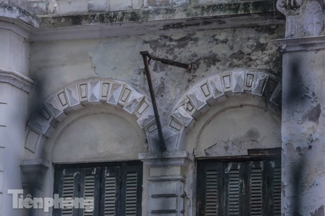 Hệ thống cửa sổ h&igrave;nh v&ograve;ng cung đẹp mắt ở 2 b&ecirc;n h&ocirc;ng t&ograve;a nh&agrave;.