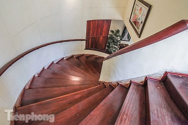 Cầu thang, tủ &acirc;m được l&agrave;m bằng gỗ lim.
