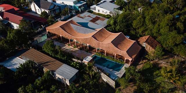 Ng&ocirc;i nh&agrave; tọa lạc tr&ecirc;n một con đường l&agrave;ng y&ecirc;n b&igrave;nh thuộc ngoại &ocirc; TP Cao L&atilde;nh, tỉnh Đồng Th&aacute;p. Khu vực n&agrave;y thuộc Nam Bộ, nơi c&oacute; những c&aacute;nh đồng l&uacute;a lớn v&agrave; những vườn c&acirc;y ăn tr&aacute;i khổng lồ. &nbsp;