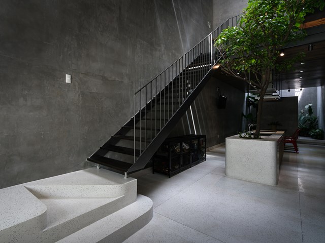 Đội ngũ thiết kế quyết định tạo c&aacute;c khoảng trống - khoảng trống trực tiếp từ m&aacute;i nh&agrave;, tạo ra khung cảnh nh&igrave;n l&ecirc;n bầu trời v&agrave;o ban đ&ecirc;m, sẽ được sử dụng để chiếu s&aacute;ng v&agrave;o ban ng&agrave;y. &nbsp;