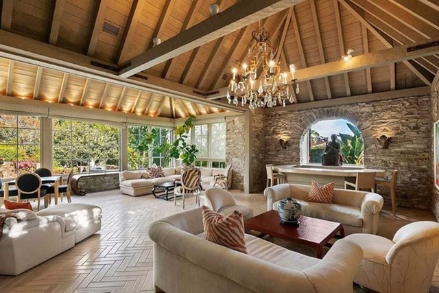 Căn biệt thự c&oacute; diện t&iacute;ch gần 740 m2 với 6 ph&ograve;ng ngủ v&agrave; 7 ph&ograve;ng tắm, mang phong c&aacute;ch kiến tr&uacute;c v&ugrave;ng Normandy nước Ph&aacute;p. Ph&ograve;ng kh&aacute;ch tho&aacute;ng đ&atilde;ng, cởi mở, tạo cảm gi&aacute;c h&agrave;i ho&agrave; với kh&ocirc;ng gian b&ecirc;n ngo&agrave;i.