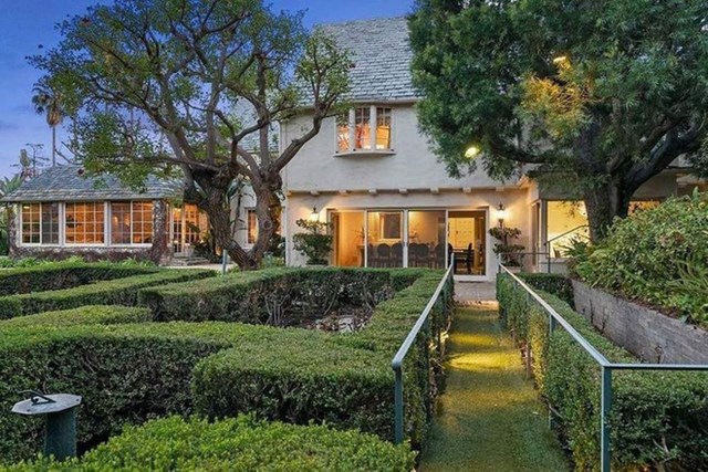 Bất động sản toạ lạc tại khu Holmby Hills của th&agrave;nh phố Los Angeles, được x&acirc;y dựng v&agrave;o năm 1925.