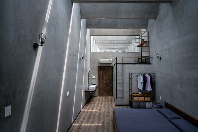 Ph&ograve;ng ngủ ch&iacute;nh được mở bằng những &ocirc; k&iacute;nh ở mặt tiền. &nbsp;