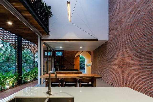 Sơ đồ mặt bằng lấy cảm hứng từ những ng&ocirc;i nh&agrave; n&ocirc;ng th&ocirc;n c&oacute; 3 phần truyền thống, bao gồm 3 khu vực ch&iacute;nh ở trung t&acirc;m v&agrave; 2 ph&ograve;ng ngủ ở 2 b&ecirc;n. &nbsp;