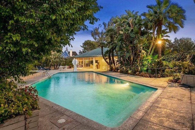 Hồ bơi ngo&agrave;i trời được bao quanh bởi vườn c&acirc;y nhiệt đới.