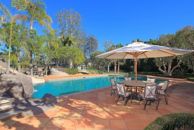 Những kh&ocirc;ng gian thư gi&atilde;n ngo&agrave;i trời nổi bật c&oacute; thể kể đến hồ bơi, khu vực ăn uống, v&agrave; s&acirc;n tennis