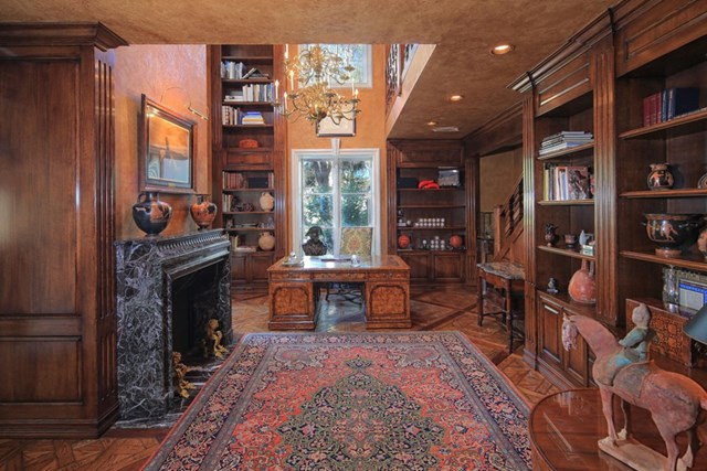 Khu vực l&agrave;m việc được thiết kế cởi mở, nổi bật với những nội thất được l&agrave;m từ gỗ.