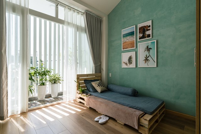 Nhà nhỏ hẹp ngang, thiết kế bếp dưới gầm cầu thang để tối đa ánh sáng và gió - Ảnh 2