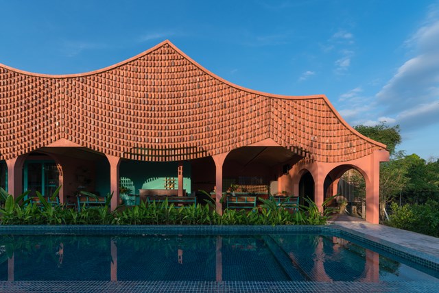 Chủ sở hữu c&oacute; kinh ph&iacute; eo hẹp, muốn cải tạo nơi đ&acirc;y th&agrave;nh một khu nghỉ dưỡng với những tiện nghi cơ bản, đơn giản v&agrave; mang n&eacute;t đặc trưng l&acirc;u đời của v&ugrave;ng đất n&agrave;y. &nbsp;