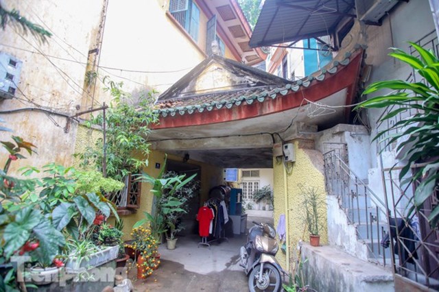 Lối v&agrave;o trong khu dinh thự, b&ecirc;n ngo&agrave;i người d&acirc;n x&acirc;y nh&agrave; n&ecirc;n kh&ocirc;ng dễ để t&igrave;m được.