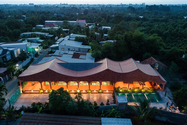 Ng&ocirc;i nh&agrave; c&oacute; diện t&iacute;ch 1000m2, được Block Architects thiết kế với 2 phần hiện hữu. Ph&iacute;a trước l&agrave; một khối nh&agrave; m&aacute;i ng&oacute;i nằm dọc theo diện t&iacute;ch đất v&agrave; khối c&ograve;n lại được lợp t&ocirc;n. &nbsp;