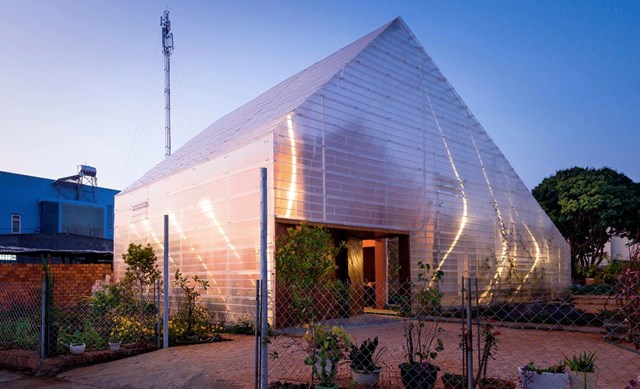 C&ocirc;ng ty kiến tr&uacute;c&nbsp; Atelier.tho.A đ&atilde; quyết định cải tạo ng&ocirc;i nh&agrave; cũ, bọc b&ecirc;n ngo&agrave;i bởi tấm nhựa lợp polycarbonate (nhẹ, khả năng chịu va đập gấp 200 lần thủy tinh, c&oacute; thể ngăn ngừa tia cực t&iacute;m, c&oacute; thể c&aacute;ch &acirc;m, dễ d&agrave;ng uốn cong khi n&oacute;ng, lạnh).