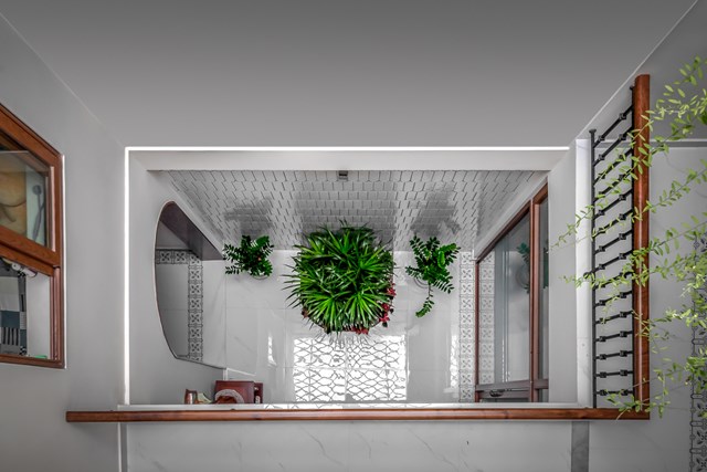 C&aacute;c &ocirc; tho&aacute;ng được bố tr&iacute; ở những vị tr&iacute; ph&ugrave; hợp để đ&oacute;n &aacute;nh s&aacute;ng, th&ocirc;ng gi&oacute; tự nhi&ecirc;n nhưng vẫn giữ được sự ri&ecirc;ng tư cho gia chủ v&agrave; gi&uacute;p ng&ocirc;i nh&agrave; tự &ldquo;thở&rdquo;. &nbsp;