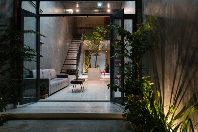 Kh&ocirc;ng gian được tạo ra li&ecirc;n tục, kh&ocirc;ng bị ngăn c&aacute;ch bởi tường hay cầu thang. C&aacute;c kh&ocirc;ng gian được kết nối với nhau bằng ng&ocirc;n ngữ của &aacute;nh s&aacute;ng tự nhi&ecirc;n mang con người đến gần hơn với m&ocirc;i trường xung quanh. &nbsp;