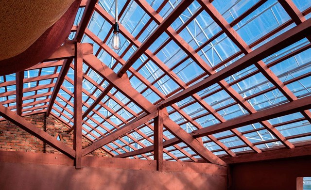 Tất cả c&aacute;c cửa b&ecirc;n ngo&agrave;i của ng&ocirc;i nh&agrave; đều được l&agrave;m bằng gỗ t&aacute;i chế để bền hơn trong điều kiện thời tiết khắc nghiệt. &nbsp;