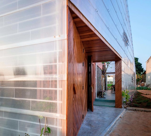 Tấm lợp n&agrave;y gi&uacute;p bao bọc kết cấu cũ của ng&ocirc;i nh&agrave; v&agrave; tr&aacute;nh c&aacute;c t&aacute;c động từ thời tiết. &nbsp;