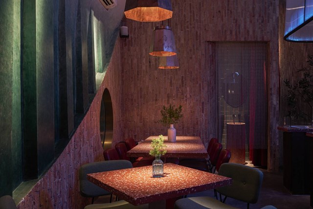 Về đ&ecirc;m, Okkio sẽ trở n&ecirc;n ấm c&uacute;ng, l&atilde;ng mạn v&agrave; đủ ri&ecirc;ng tư cho kh&aacute;ch h&agrave;ng. &nbsp;