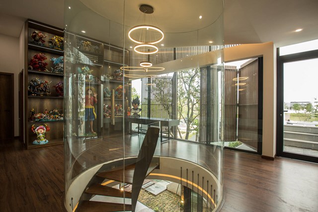 Tầng 2 l&agrave; kh&ocirc;ng gian của hai ph&ograve;ng ngủ, ph&ograve;ng l&agrave;m việc v&agrave; ph&ograve;ng thờ. Giống như tầng một, c&aacute;c căn ph&ograve;ng tr&ecirc;n tầng được kết nối với thi&ecirc;n nhi&ecirc;n b&ecirc;n ngo&agrave;i nhờ hệ cửa k&iacute;nh lớn.Tuy nhi&ecirc;n, kiến tr&uacute;c sư bổ sung th&ecirc;m hệ cửa lam gi&uacute;p chắn nắng, chắn gi&oacute; v&agrave; tạo kh&ocirc;ng gian ri&ecirc;ng tư cho gia chủ.