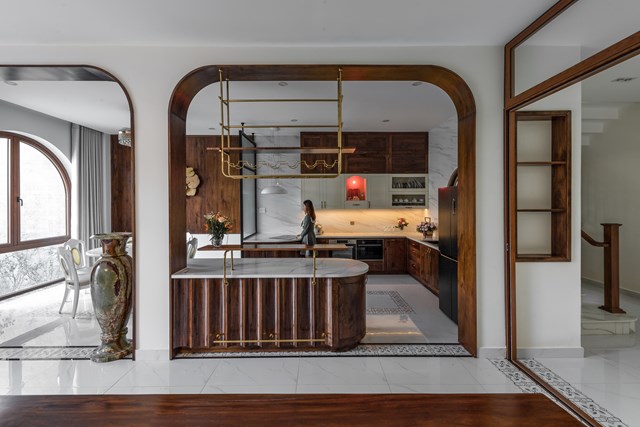 Tầng 1 l&agrave; kh&ocirc;ng gian mở ho&agrave;n to&agrave;n, tr&agrave;n ngập &aacute;nh s&aacute;ng tự nhi&ecirc;n gồm bếp, b&agrave;n tr&agrave; gia đ&igrave;nh, ph&ograve;ng kh&aacute;ch. C&aacute;c kiến tr&uacute;c sư kh&ocirc;ng sử dụng v&aacute;ch ngăn để tạo sự th&acirc;n mật, ấm c&uacute;ng v&agrave; gắn kết c&aacute;c th&agrave;nh vi&ecirc;n trong gia đ&igrave;nh. &nbsp;