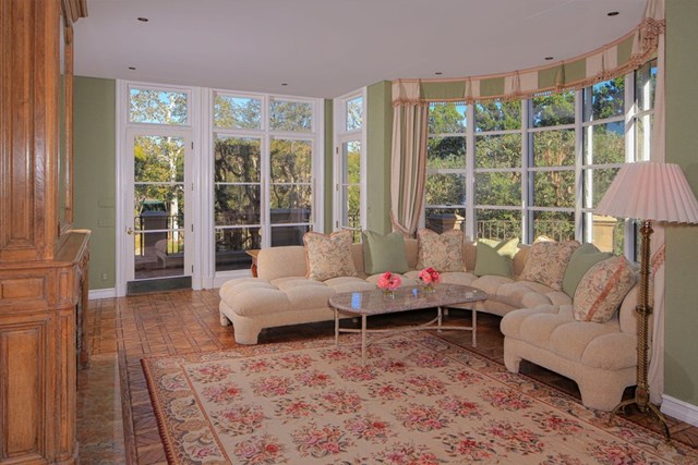 Kh&ocirc;ng gian gia đ&igrave;nh thanh lịch, trang nh&atilde;, mang những t&ocirc;ng m&agrave;u tươi tắn, nhẹ nh&agrave;ng.