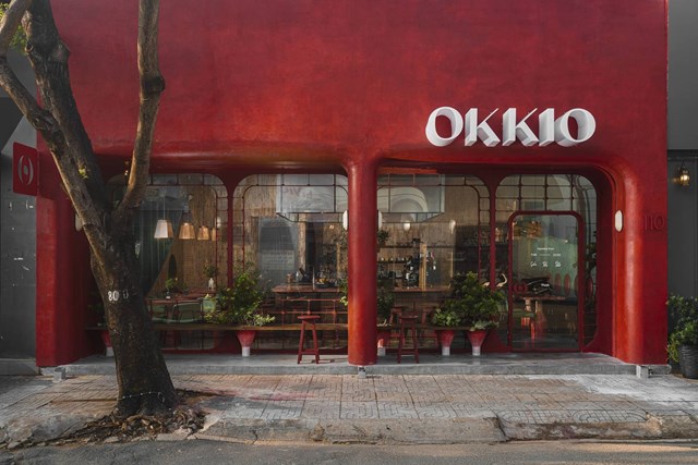 Okkio Caffe l&agrave; chuỗi cửa h&agrave;ng cafe c&oacute; 2 chi nh&aacute;nh tr&ecirc;n thị trường. Với mục đ&iacute;ch tạo n&ecirc;n sự kh&aacute;c biệt nhưng vẫn giữ được tinh thần của tuổi trẻ, đội ngũ thiết kế của Red5studio đ&atilde; chọn t&ocirc;ng ch&iacute;nh m&agrave;u đỏ - kh&ocirc;ng chỉ gi&uacute;p nhận diện thương hiệu m&agrave; c&ograve;n mang tinh thần ho&agrave;i cổ m&agrave; c&ocirc;ng tr&igrave;nh hướng đến.&nbsp; &nbsp;
