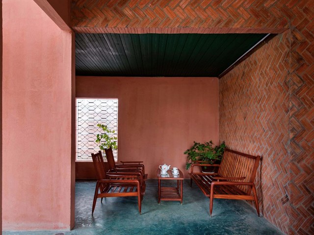 Nhà cũ bỏ hoang 20 năm được bọc hoàn toàn bằng tấm nhựa - Ảnh 1