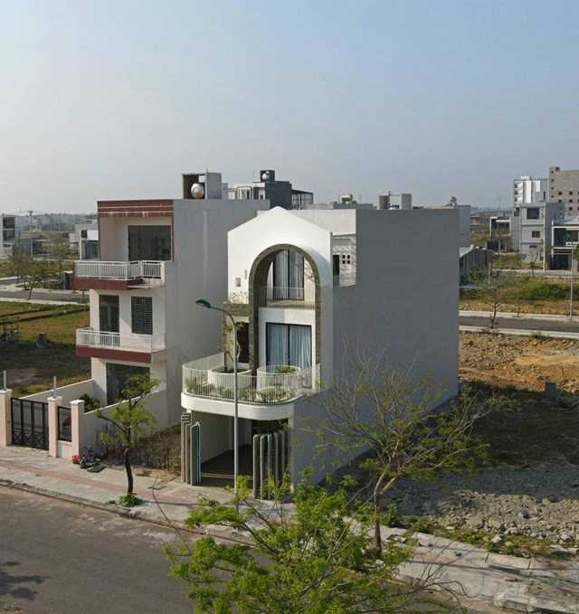 Chủ nh&agrave; y&ecirc;u cầu một kh&ocirc;ng gian sống đầy nắng, gi&oacute; v&agrave; y&ecirc;n b&igrave;nh để tận hưởng thời gian ở nh&agrave;. &nbsp;