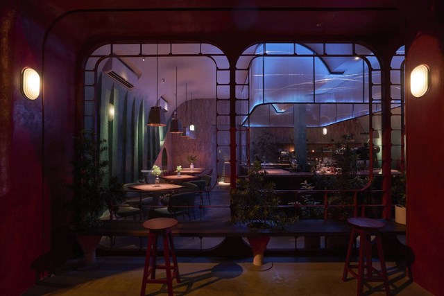 Nếu c&oacute; dịp quan s&aacute;t Okkio dưới &aacute;nh ho&agrave;ng h&ocirc;n sống động, chắc chắn bạn sẽ bị ấn tượng bởi t&ograve;a nh&agrave; m&agrave;u đỏ y&ecirc;n b&igrave;nh với h&agrave;ng tấn &aacute;nh s&aacute;ng chuyển động như một thước phim từ tương lai quay ngược về qu&aacute; khứ.