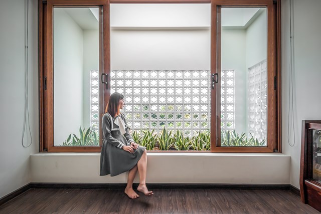 Cầu thang thừa được thay thế bằng giếng trời lớn đủ để &aacute;nh s&aacute;ng tự nhi&ecirc;n khuếch t&aacute;n v&agrave;o mọi ng&oacute;c ng&aacute;ch trong nh&agrave; v&agrave; c&acirc;y cối b&ecirc;n trong vẫn c&oacute; thể ph&aacute;t triển tự nhi&ecirc;n. &nbsp;