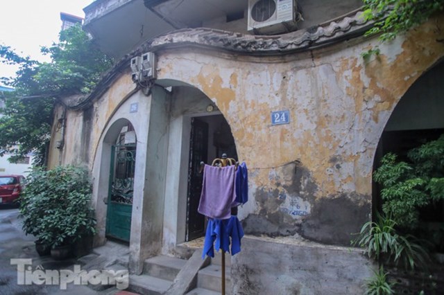 Bức tường được kho&eacute;t theo h&igrave;nh m&aacute;i v&ograve;m.