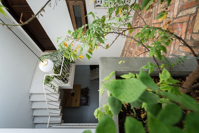 To&agrave;n bộ c&ocirc;ng tr&igrave;nh được sơn m&agrave;u trắng tạo cảm gi&aacute;c th&ocirc;ng tho&aacute;ng. Kiến tr&uacute;c sư chọn loại gạch th&ocirc;, truyền thống để tạo điểm nhấn, đồng thời mang đến sự tương phản v&agrave; ấm &aacute;p cho c&aacute;c kh&ocirc;ng gian mở. &nbsp;