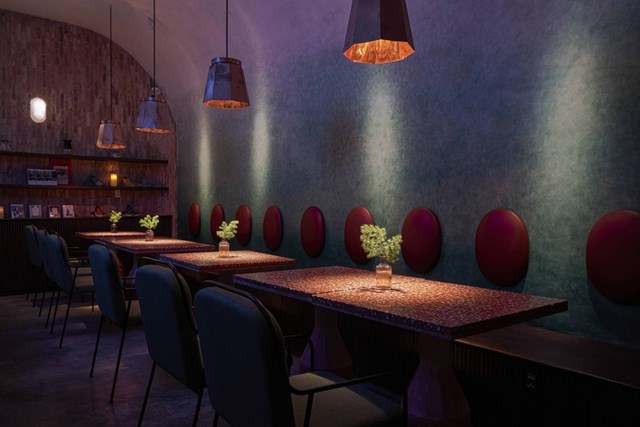 C&ugrave;ng với c&aacute;c vật liệu truyền thống của thương hiệu như gạch cũ v&agrave; gạch b&ocirc;ng, mang đến một m&ocirc;i trường th&acirc;n thiện v&agrave; ấm &aacute;p như thường lệ, qu&aacute;n c&ograve;n sử dụng c&aacute;c vật liệu kh&aacute;c hiện đại hơn như hiệu ứng chuyển m&agrave;u sơn v&agrave; kiểu trần poly.&nbsp; &nbsp;