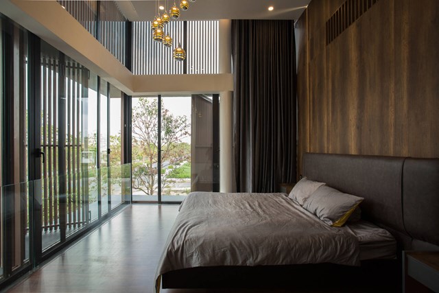 Ph&ograve;ng ngủ được thiết kế trần, cao, cửa k&iacute;nh lớn gi&uacute;p kh&ocirc;ng gian tho&aacute;ng v&agrave; ngập s&aacute;ng. &nbsp;