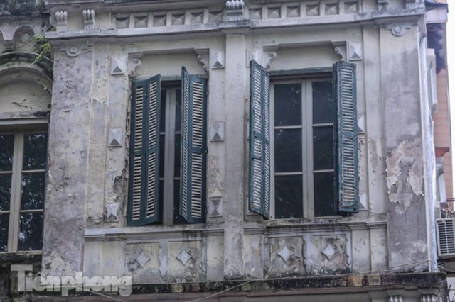 Ph&iacute;a b&ecirc;n của căn biệt thự.