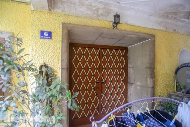 Cổng ch&iacute;nh dinh thự xưa.