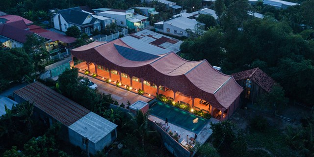 Nh&agrave; bếp v&agrave; c&aacute;c tiện &iacute;ch c&ocirc;ng cộng ở ph&iacute;a sau hướng ra hồ bơi, rất th&iacute;ch hợp cho c&aacute;c bữa tiệc trong nh&agrave; v&agrave; ngo&agrave;i trời. Đồ nội thất được mua ở c&aacute;c nh&agrave; m&aacute;y địa phương, một số t&aacute;i sử dụng từ ng&ocirc;i nh&agrave; cũ.